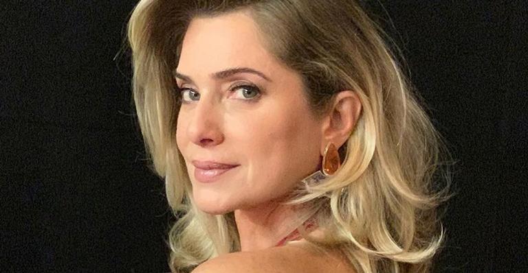 Letícia Spiller exibe toda a sua flexibilidade em pose de ballet