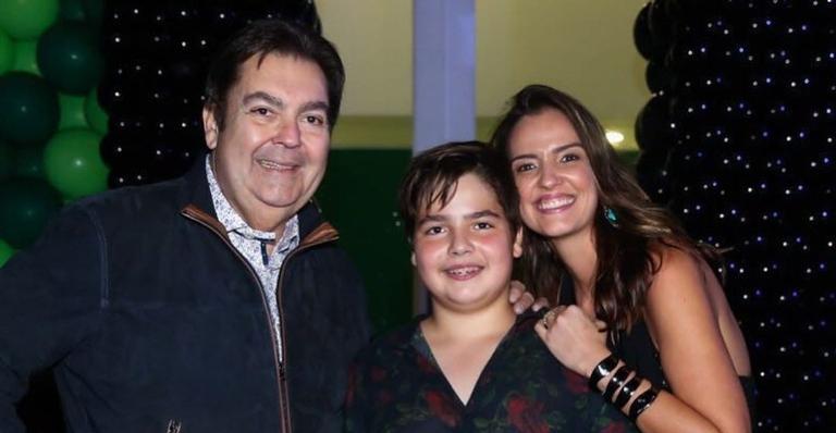 Esposa de Faustão posta clique raro ao lado do filho e impressiona por semelhança com o pai