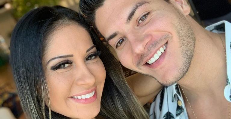 Com clique sensual, Mayra Cardi faz homenagem para o marido Arthur Aguiar: ”Parceiro”