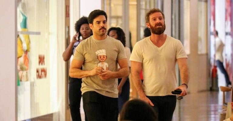 Pedro Carvalho, o Abel de ‘A Dona do Pedaço’, é visto em shopping com camiseta de seu personagem
