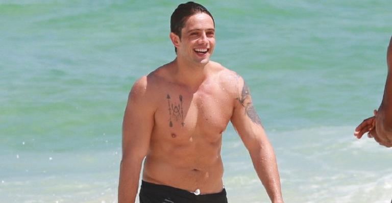 Indiscreto, Rafael Cardoso é flagrado em momento íntimo no mar