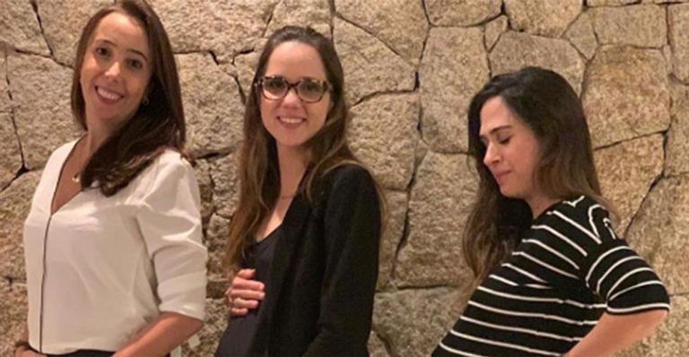 Tatá Werneck reproduz clique de infância com amigas grávidas