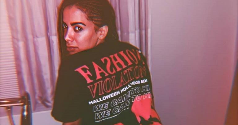 De fio dental, Anitta sensualiza em pose ousada e exibe marquinha de biquíni