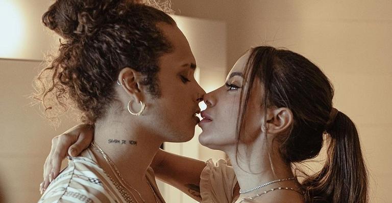 Clima quente! Anitta e Vitão se beijam durante show e aumentam suspeitas de romance