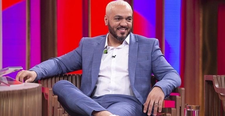 No Conversa com Bial, Belo revela ter parado de fumar após pedido de Gracyanne Barbosa