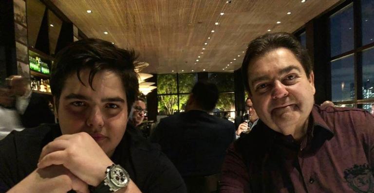 Filho do Faustão recebe visita da família na Suíça e compartilha clique ao do lado pai e do irmão