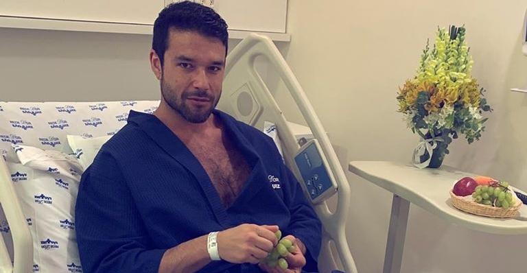 Sérgio Marone precisa passar por cirurgia de emergência e assusta fãs com foto em cama de hospital