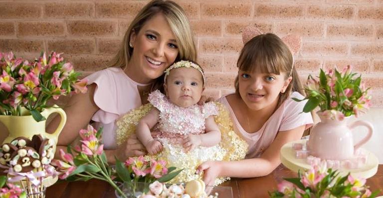 Ticiane Pinheiro encanta a web com nova foto lindíssima de Rafaella com a caçula, Manuella