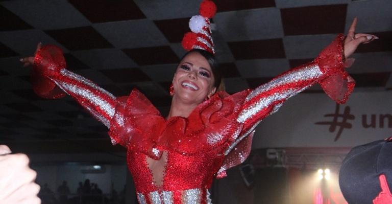 Com tema de circo, Viviane Araujo esbanja beleza em noite de samba no Salgueiro