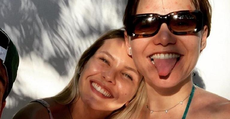 Com barrigão, Leticia Colin aproveita piscina com Louise D’Tuani, madrinha do seu filho