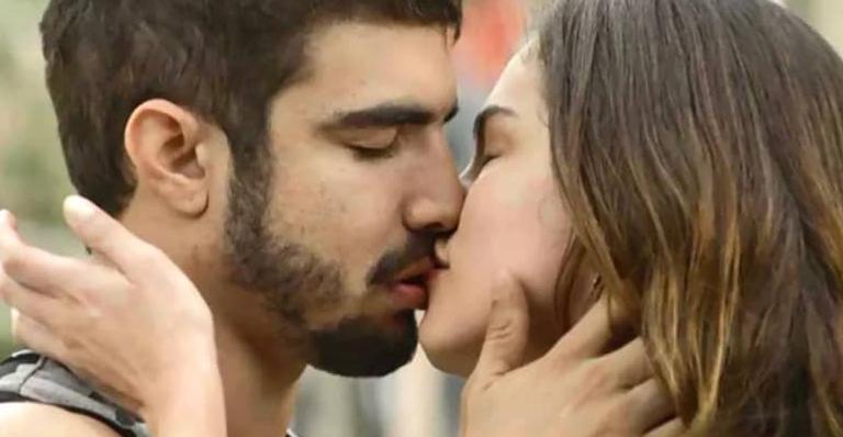 Em ‘A Dona do Pedaço’, Rock pede uma chance e rouba primeiro beijo de surpresa de Joana