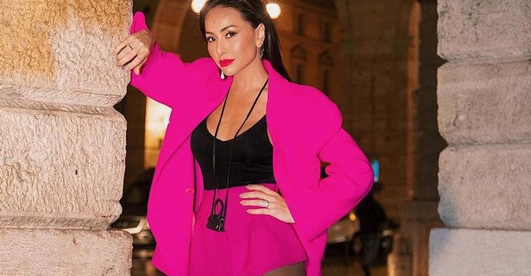 Na Europa, Sabrina Sato surge com visual diferente e surpreende internautas: ”Irreconhecível”