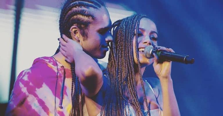 Vitão e Anitta surgem usando a mesma camiseta em dias seguidos e aumentam rumores de romance