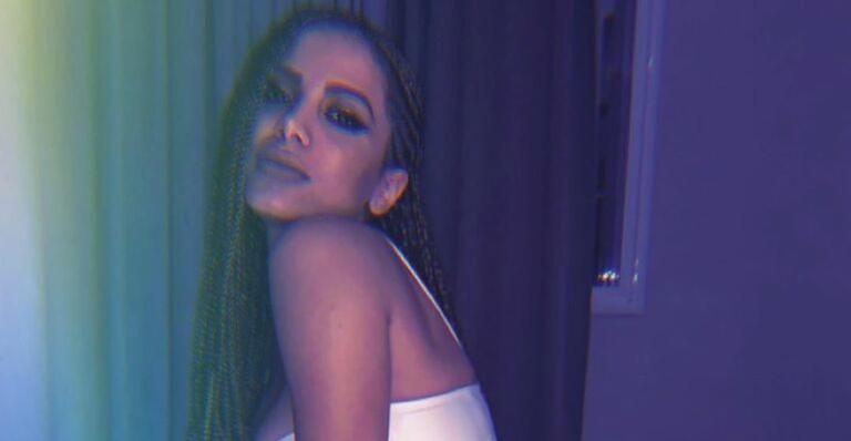Na cama, Anitta posa de fio dental cavado e para tudo com bumbum perfeito