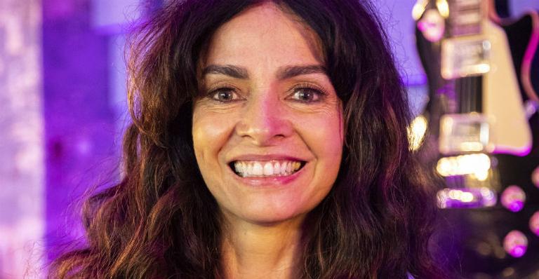 Aos 56 anos, Claudia Ohana impressiona com boa forma ao posar de maiô preto