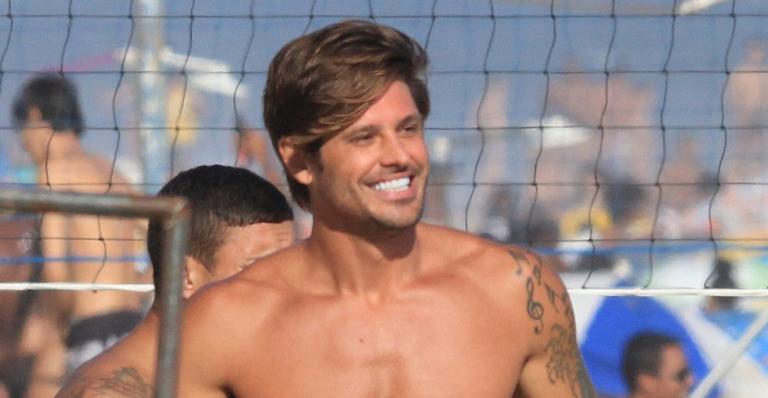 Dado Dolabella exibe boa forma ao jogar futevôlei no Rio