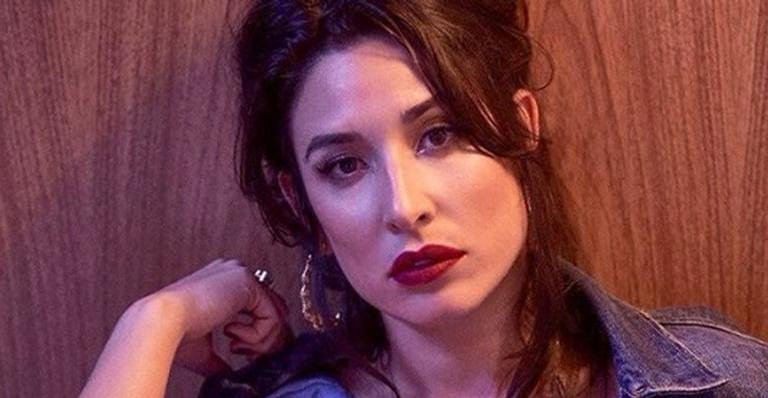 De biquíni, Gisele Itié ostenta gravidez na praia e encanta fãs!