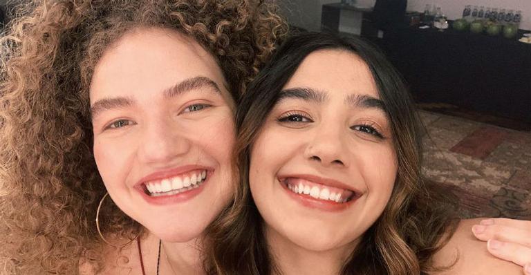 Duo Anavitória combina look e deixa fã apaixonados: ”Tão lindas parecem um boleto pago”
