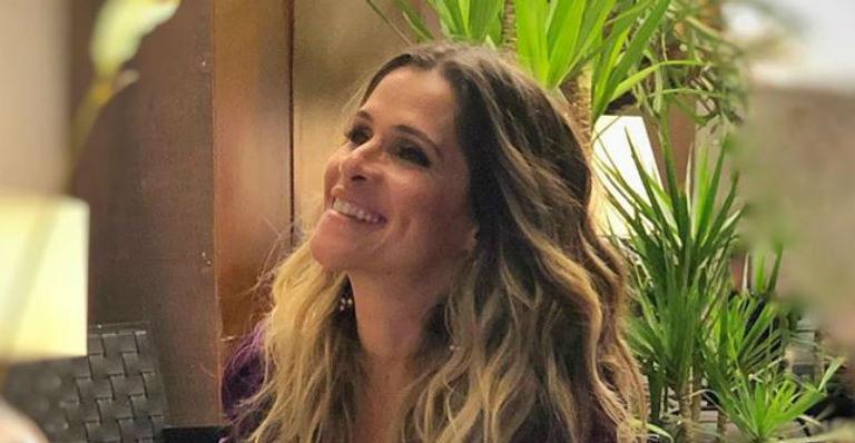 De biquíni, Ingrid Guimarães exibe corpo sarado e revela segredo da magreza