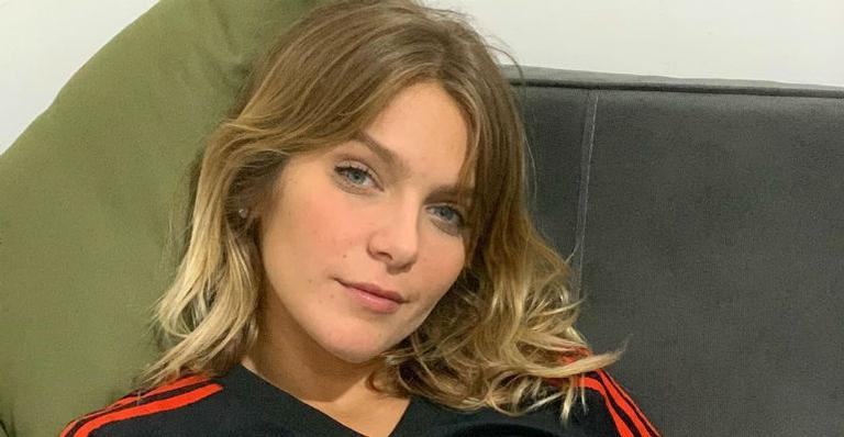 Isabella Santoni curte dia de praia na companhia do namorado e dos amigos no Rio