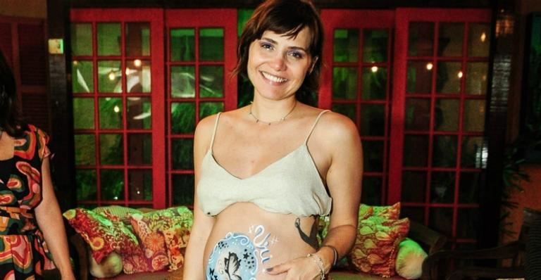 Prestes a dar à luz, Leticia Colin posa nua com o marido exibindo o barrigão: ”Ternura”