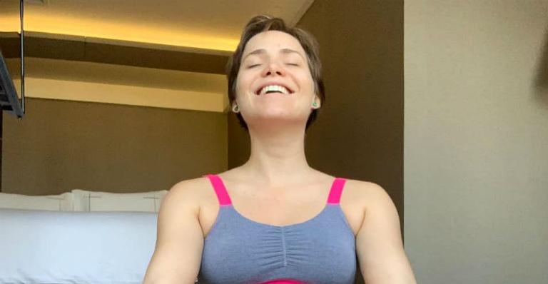 Leticia Colin posa nua para mostrar o barrigão: ”Uri com 28 semanas”