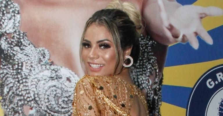 Lexa esbanja simpatia ao ser coroada como rainha de bateria da Unidos da Tijuca