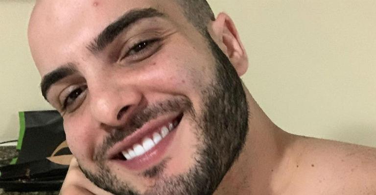 Ex-BBB Mahmound Baydoun choca seguidores ao surgir agarrado com dois homens: ”Trisal”