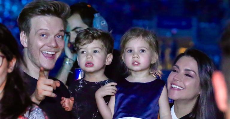 Michel Teló explode o fofurômetro ao mostrar Melinda e Teodoro curtindo o show de Sandy e Junior