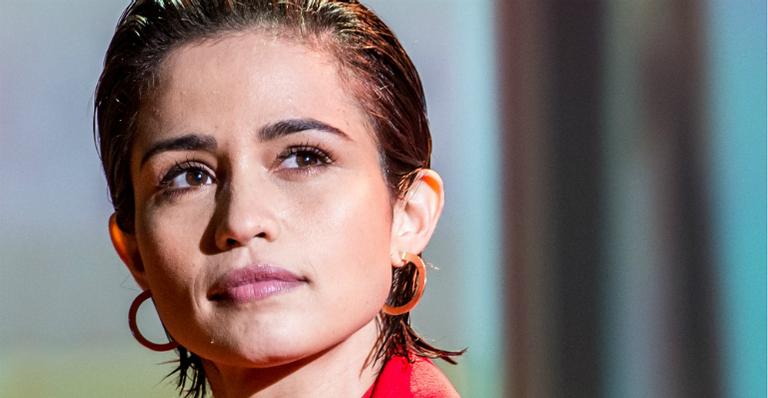 Nanda Costa surpreende ao surgir segurando barra enorme em dia de malhação: ”Deve ser de plástico”