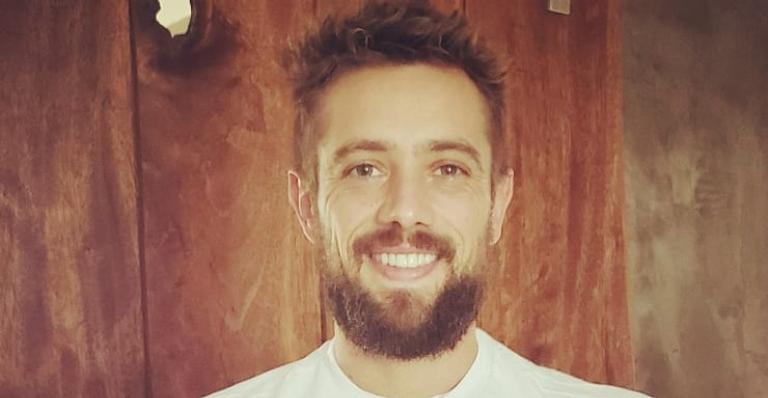 De sunga, Rafael Cardoso faz comentário indecente em churrasco de família: ”A linguiça tá aqui”