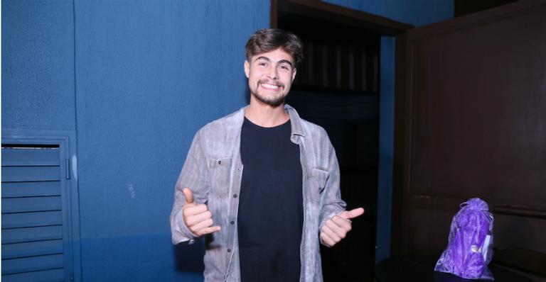 Rafael Vitti posta foto antiga com a família e semelhança com o pai impressiona: ”Cópia perfeita”