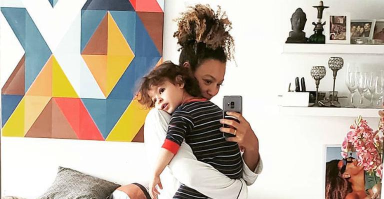 Sheron Menezzes encanta fãs com montagem de foto antiga ao lado do filho: ”Me vejo em ti”