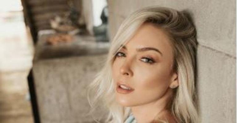 Tata Estaniecki surpreende web ao posar de calcinha para exibir a gravidez