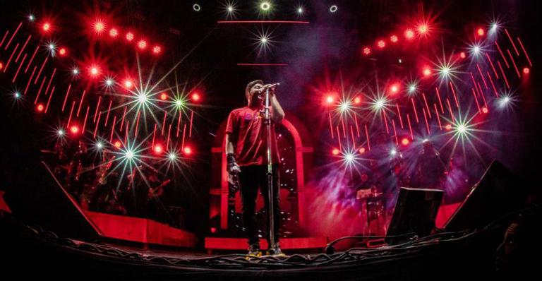 Wesley Safadão inicia sua nova tour, intitulada TBT, e resgata hits da carreira