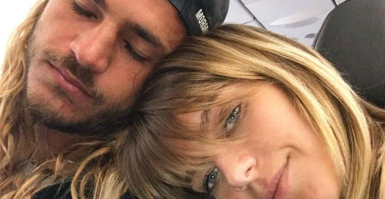 Ao lado do namorado, Isabella Santoni posa de biquíni de oncinha na praia e brinca sobre irmão gemêo
