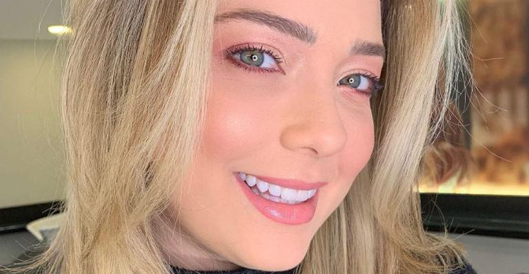 Carol Dantas exibe corpão de biquíni para mostrar como está após um mês do nascimento de Valentin
