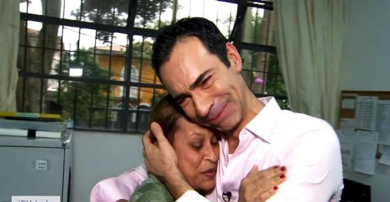 César Tralli visita escola que estudou e chora ao encontrar antiga secretária