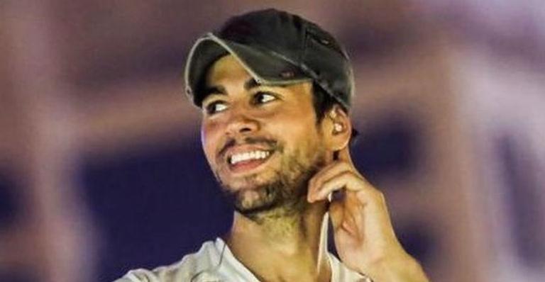 Enrique Iglesias exibe abdômen malhado ao brincar com filhos gêmeos