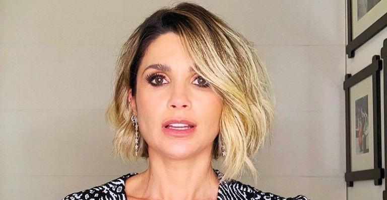 Com maiô decotado no limite, Flávia Alessandra para tudo com clique ousado