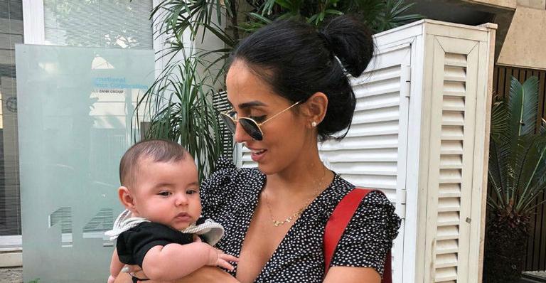 Jade Seba compartilha primeiro registro do filho nadando a piscina: ”Crescendo muito rápido”