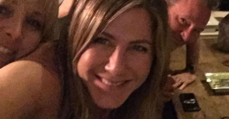 Jennifer Aniston segue ex-marido nas redes sociais e fãs comentam