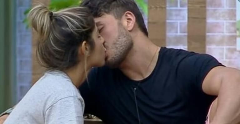 A Fazenda: Fã de Hariany e Lucas Viana tatua ‘Luriany’ e data do primeiro beijo dos peões no pulso