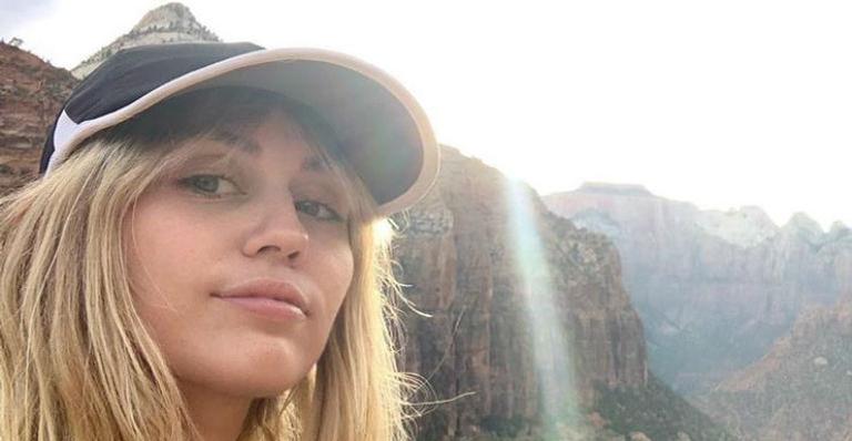 Miley Cyrus curte e comenta publicação de fã que compara seus namoros