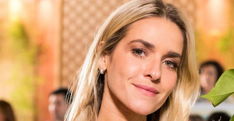 Monique Alfradique faz homenagem ao Dia dos Professores com foto da infância