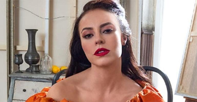 Paolla Oliveira sensualiza com look ousado e fashionista na web