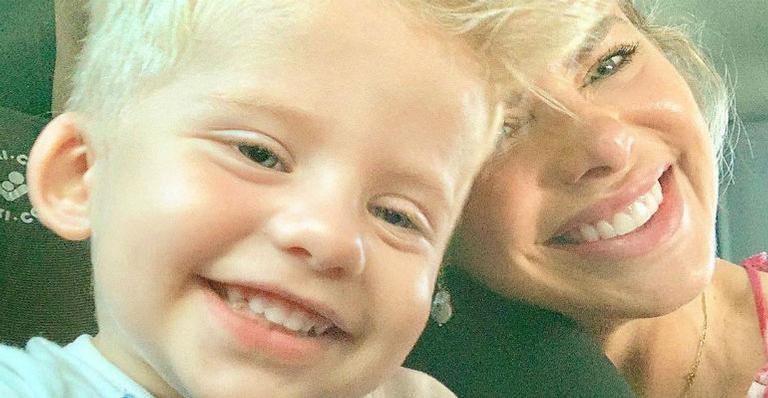Para comemorar o Outubro Rosa, Karina Bacchi posa ao lado do filho em clique fofíssimo