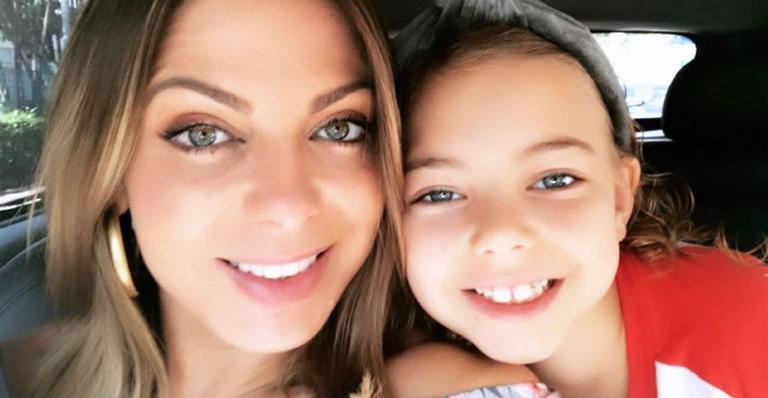 Sheila Mello exibe penteado divertido da filha com cabelo rosa