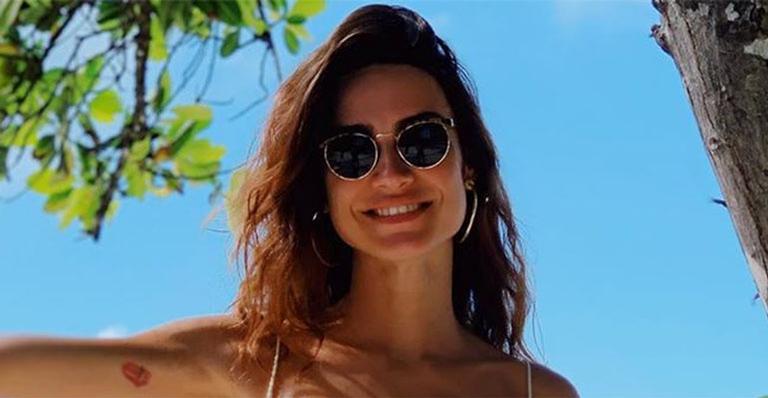 De biquíni fininho, Thaila Ayala exibe barriga negativa em praia paradisíaca