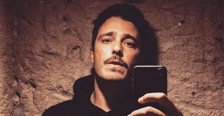Thiago Rodrigues compartilha foto de seu primeiro dia na Record TV: ”Casa nova”